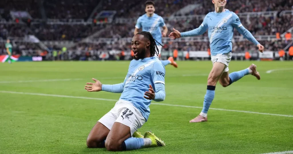 Pemain Manchester City merayakan gol dengan selebrasi meluncur di lapangan saat laga tandang melawan Newcastle pada semifinal Carabao Cup.